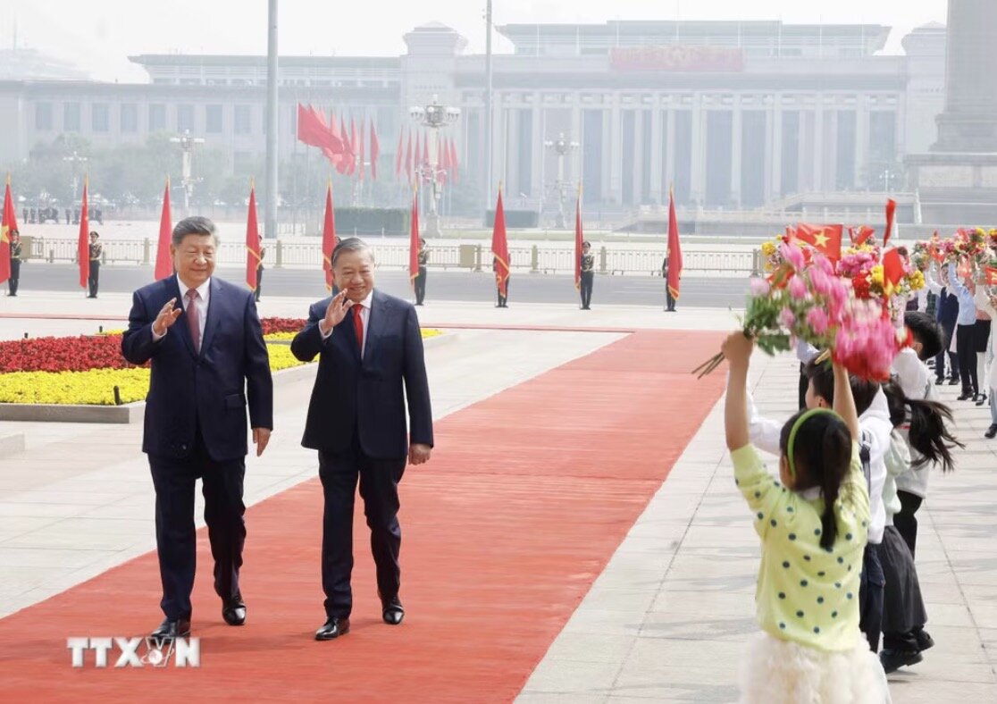 General Secretary and President Su Lin and General Secretary and President of China Xi Jinping with Chinese children at the welcoming ceremony. Photo: VNA