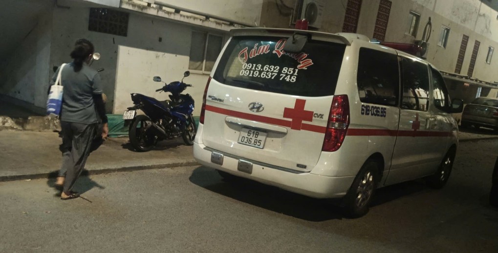 Các đơn vị nghiệp vụ Công an TPHCM đang xác minh làm rõ vụ người đàn ông tử vong trong căn hộ tại chung cư nhà ở xã hội Hòa Lợi. Ảnh: Đình Trọng