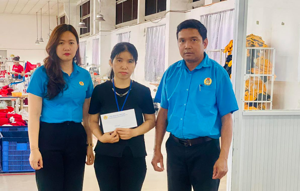 Leaders of the Chien Dan Commune Trade Union directly visited and presented 4 gifts to union members and workers in difficult circumstances and suffering from dangerous diseases. Photo: Chien Dan Trade Union