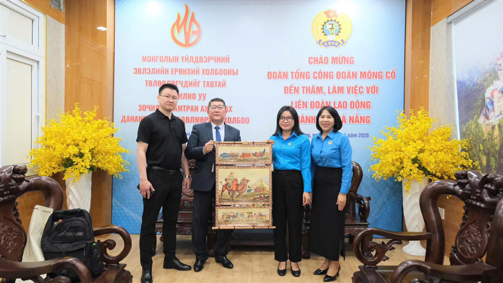 Lãnh đạo đoàn công tác cấp cao Tổng Công đoàn Mông Cổ tặng quà lưu niệm lãnh đạo Công đoàn Đà Nẵng. Ảnh: Công đoàn Đà Nẵng