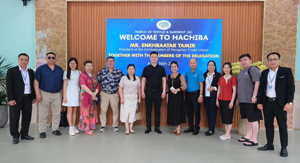 Đoàn đại biểu Tổng Công đoàn Mông Cổ đã đến thăm, làm việc tại Công ty Dệt may 29/3. Ảnh: Công đoàn Đà Nẵng