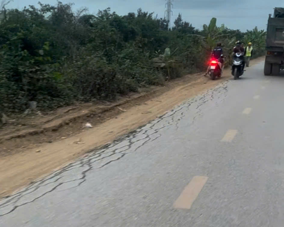 Đường dân sinh bị ảnh hưởng, nhiều đoạn sụt lún do quá trình chở vật liệu vào các dự án. Ảnh: Thanh Lâm