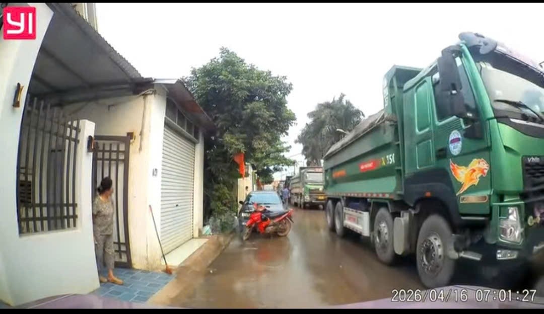 People of Trang Cat 7 residential group, Hai An ward are "annoyed" when construction vehicle convoys run day and night. Photo: People provided