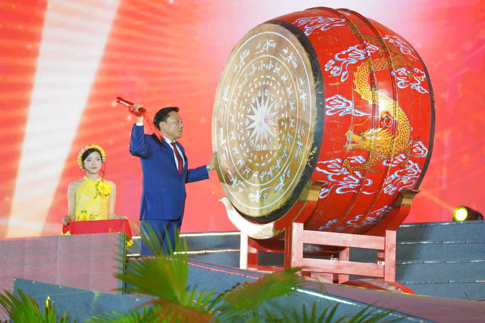 Phó Chủ tịch UBND tỉnh Phú Thọ Nguyễn Huy Ngọc đánh trống khai mạc lễ hội. Ảnh: BTC