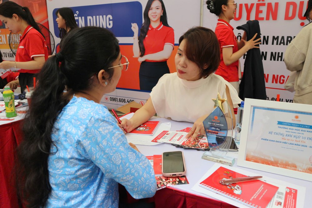 Processing and manufacturing industry; tourism and travel are the 2 industries that recruit the most in April 2026 in Hanoi. In the photo, workers participate in the April 2026 job transaction session in Hanoi. Photo: Quynh Chi