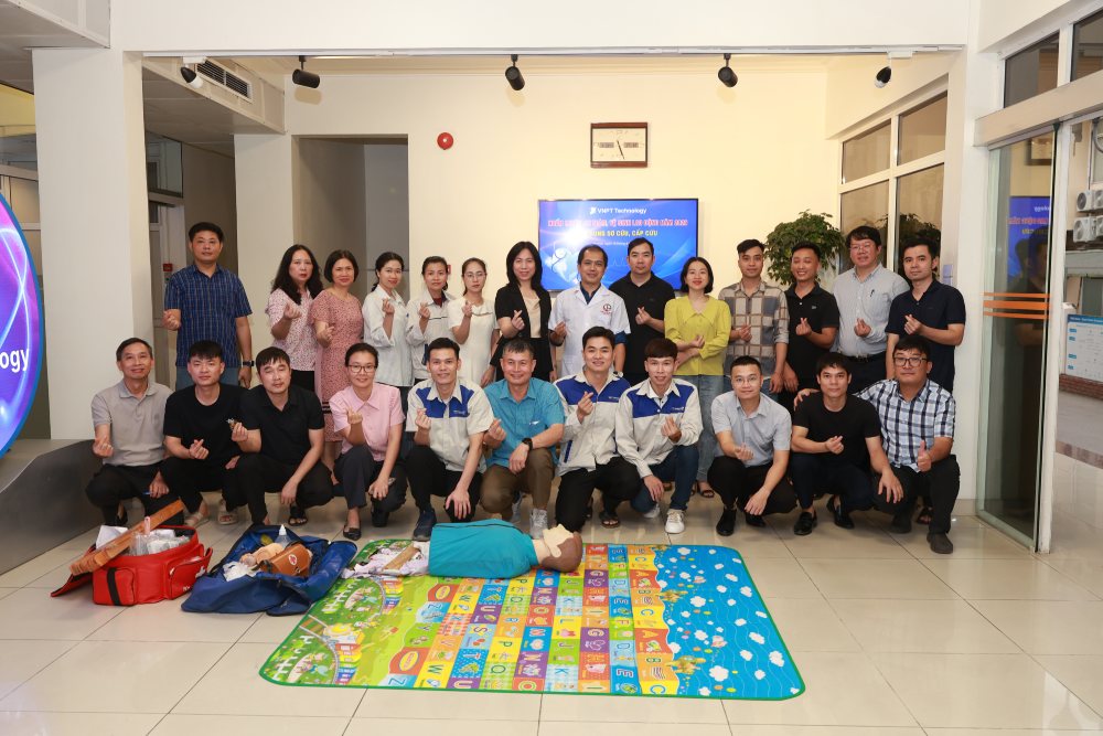 Nội dung đào tạo ATVSLĐ tập trung vào nhận diện các yếu tố nguy hiểm, có hại tại nơi làm việc; kỹ năng sơ cứu thiết yếu... Ảnh: Thu Nga