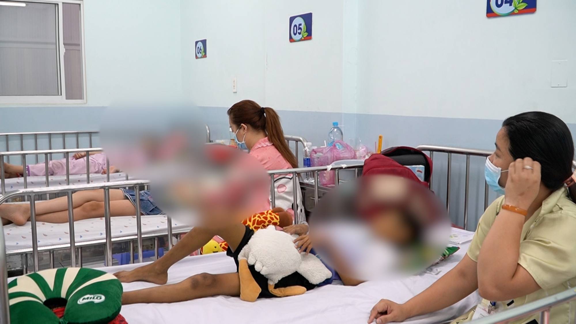 El calor prolongado hace que aumente el número de niños hospitalizados, con enfermedades comunes como enfermedades digestivas, respiratorias y enfermedad de manos, pies y boca. Foto: Mai Anh.