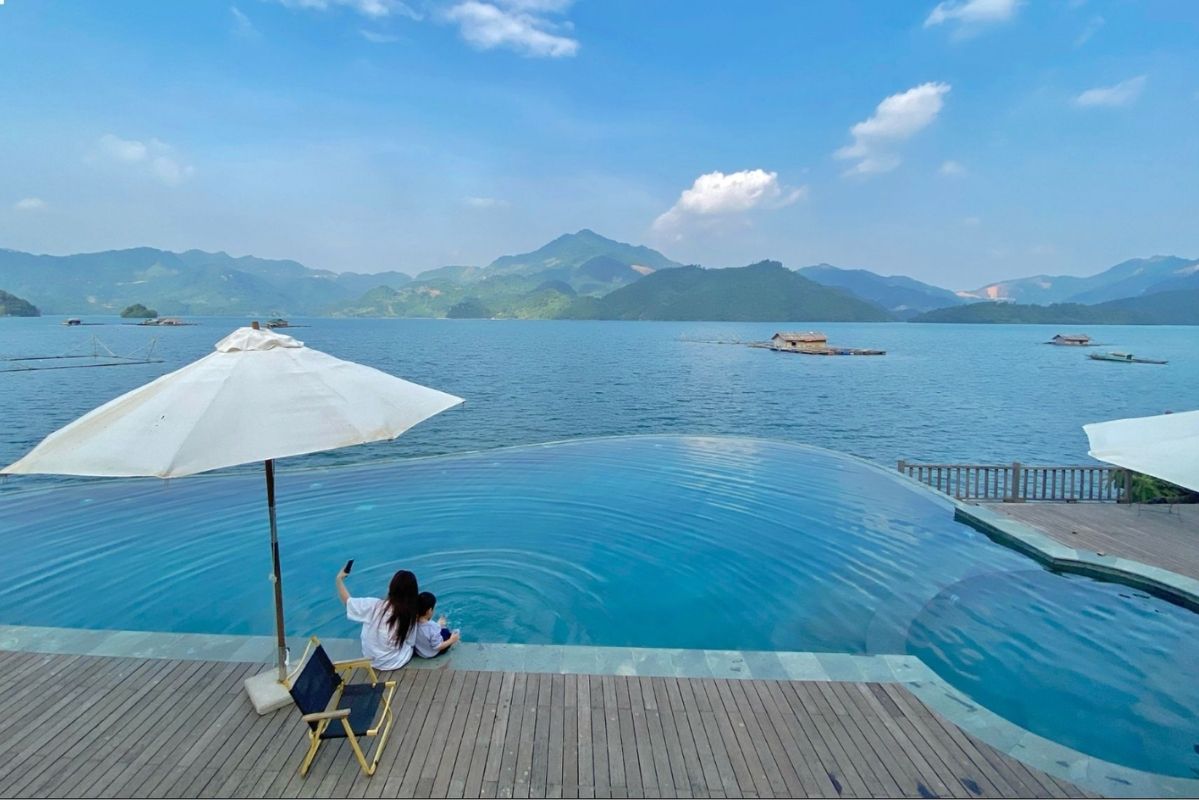 Les prévisions météorologiques d'aujourd'hui aident les touristes à consulter des informations avant d'explorer et de profiter d'activités de plein air. Photo: Văn Chuyên