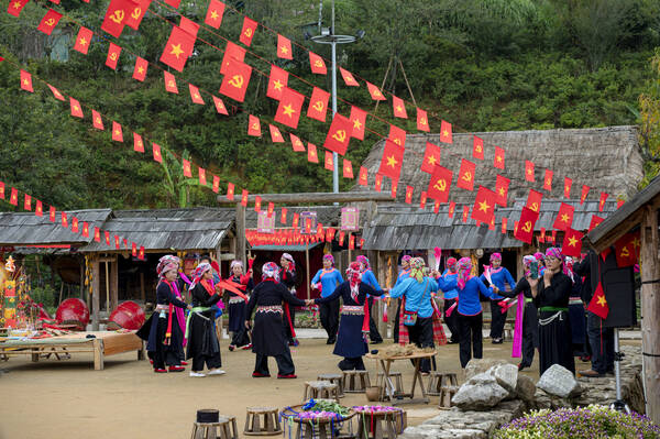 Trải nghiệm văn hóa Tây Bắc đặc trưng tại Bản Mây. Ảnh: Thanh Sơn  