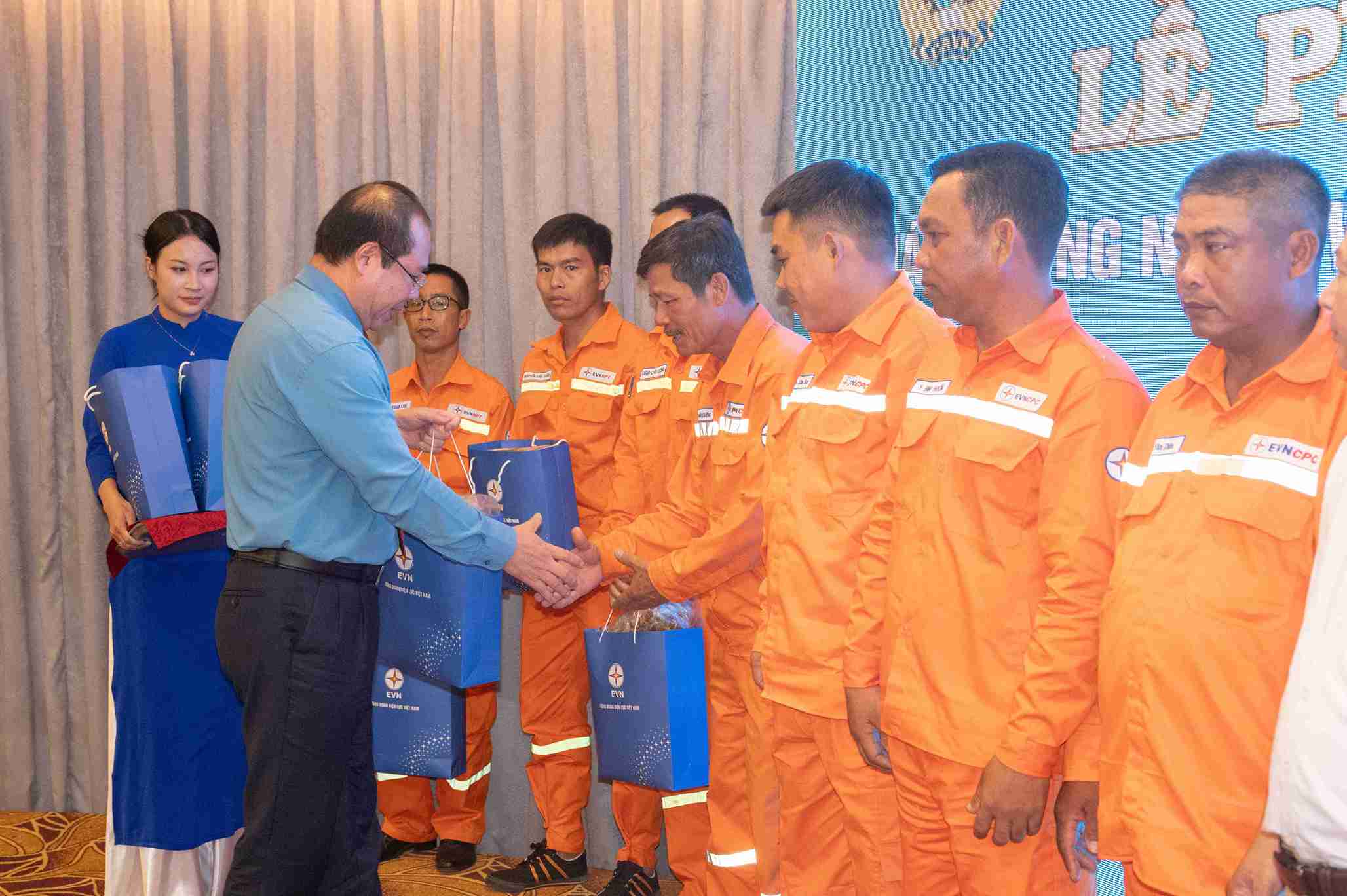 Một số phần quà được trao cho đoàn viên, người lao động. Ảnh: Bảo Trung