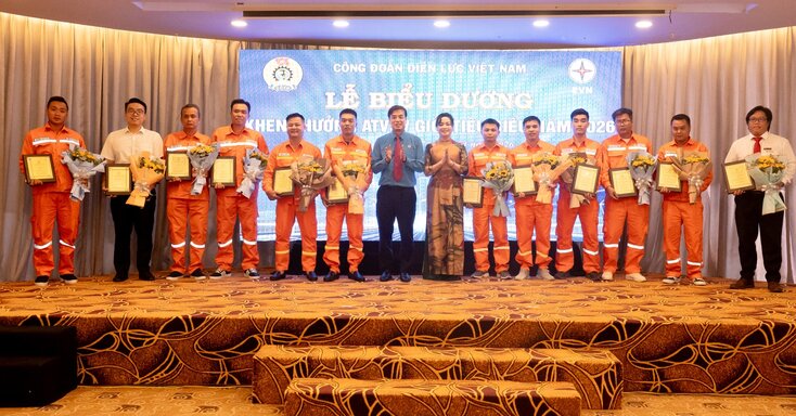 Vietnam Electricity Trade Union commends typical national excellent safety and hygiene workers. Photo: Bao Trung