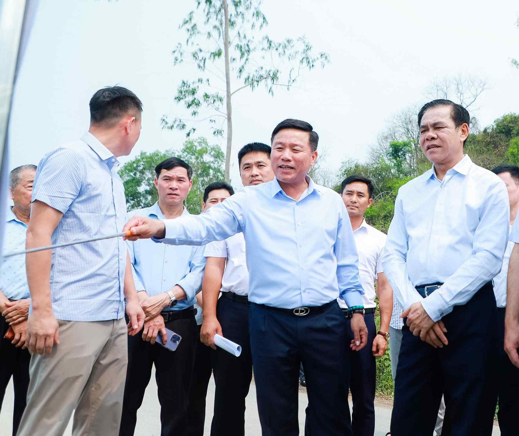 응에안성 지도부는 지역 내 프로젝트 진행 상황을 점검하고 시공 속도를 높이고 품질을 보장할 것을 요청했습니다. 사진: 탄 주이