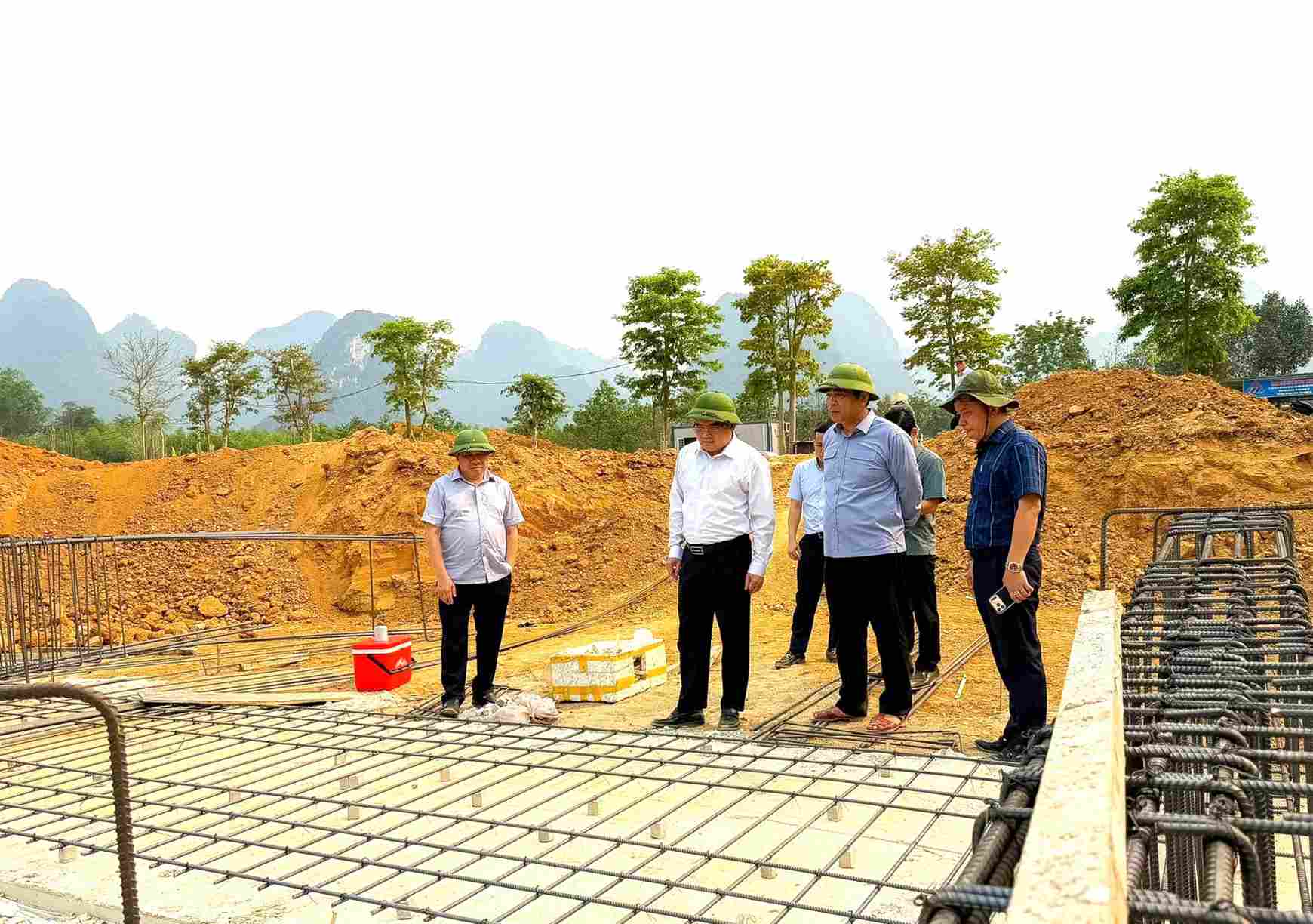 Lãnh đạo tỉnh Nghệ An kiểm tra tiến độ dự án, chỉ đạo thi công bảo đảm tiến độ, chất lượng trên công trường. Ảnh: Ngọc Anh