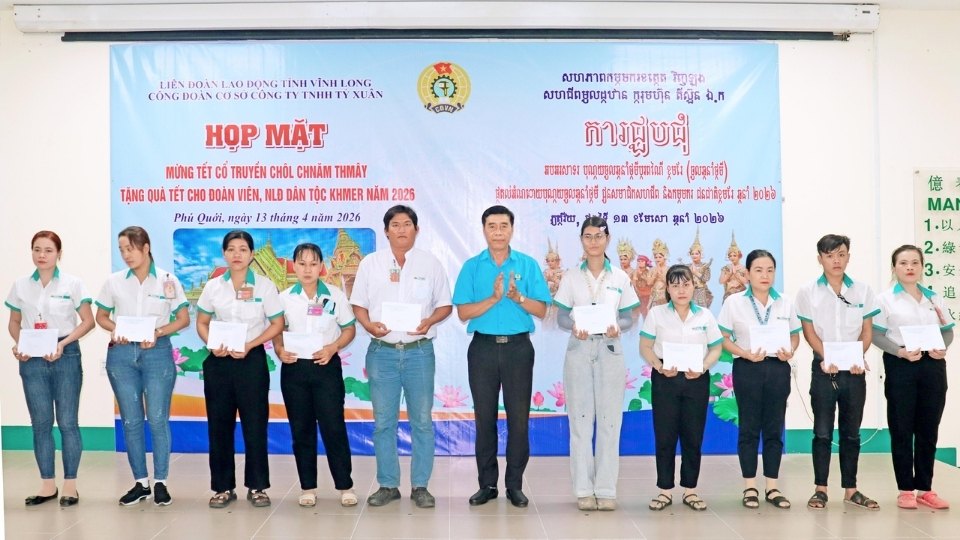 Trade Union of Ty Xuan Co., Ltd., Vinh Long takes care of union members and Khmer workers during the Chol Chnam May Tet 2026. Photo: Hoang Loc