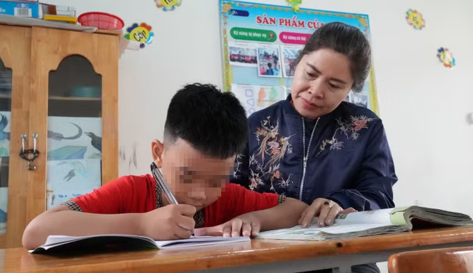 Les enseignants du centre de Kon Tum (Quang Ngai) enseignent avec dévouement, attention et gentillesse aux élèves handicapés. Photo: Du Toan/TTXVN