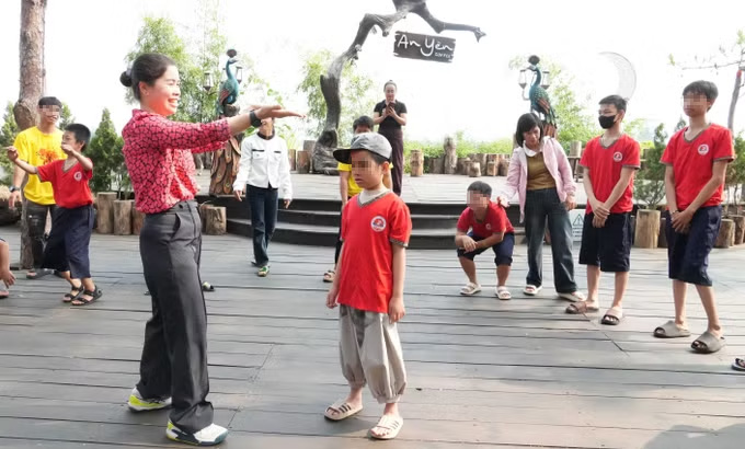 Bên cạnh các tiết học trên lớp, các giáo viên cũng tổ chức ngoại khóa cho các em học sinh khuyết tật để các em làm quen với cộng đồng.