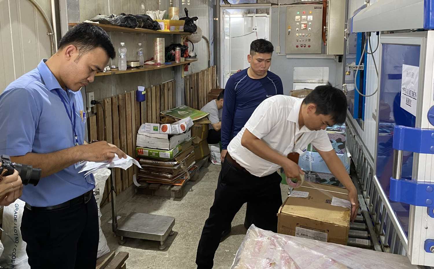 Khanh Hoa provincial functional agencies inspect a food business establishment located in the locality. Photo: Phuong Linh