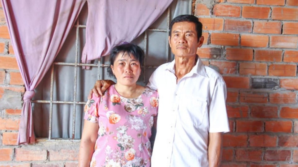 A man with rectal cancer is exhausted in a degraded house. Photo: Hoang Loc