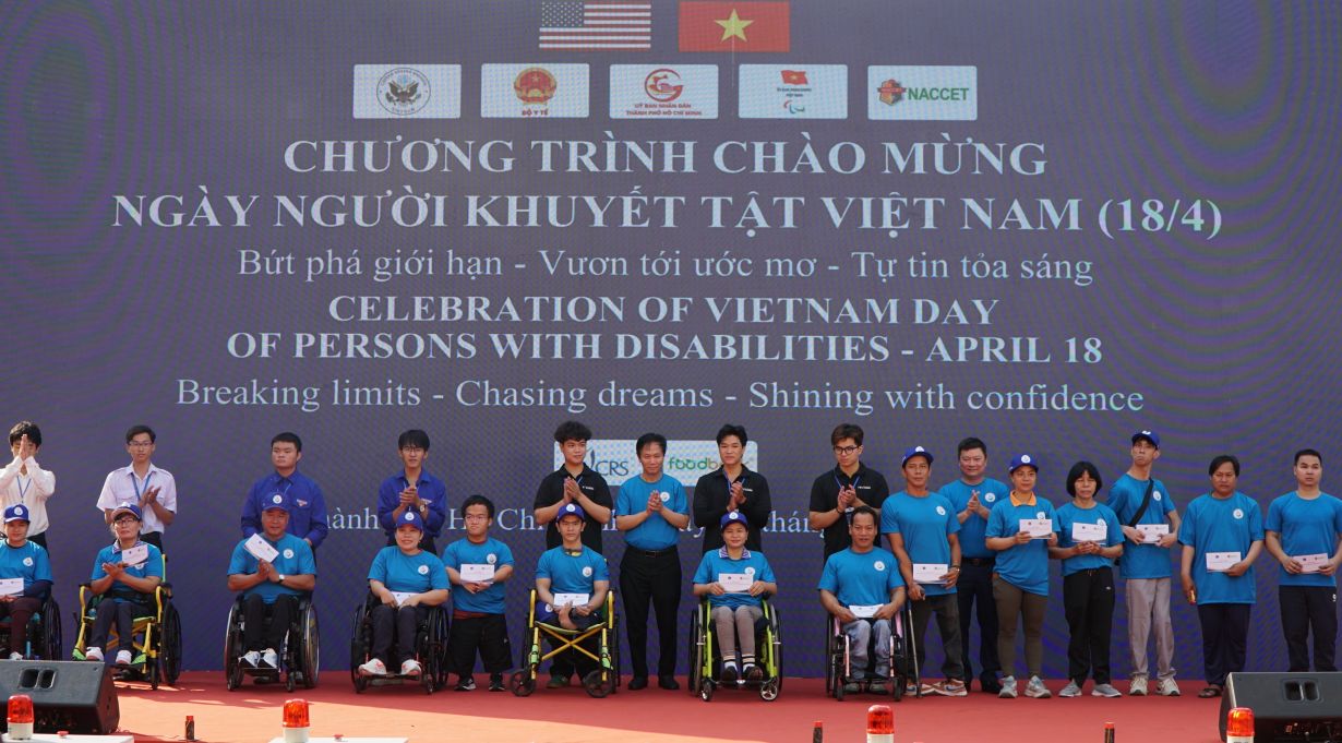 Tặng quà cho trẻ khuyết tật và các nạn nhân bị ảnh hưởng bởi chất độc da cam/dioxin. Ảnh: Thanh Chân