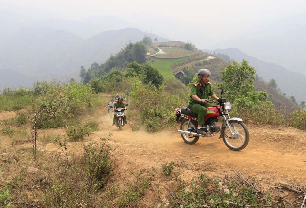 Lực lượng công an Lào Cai vượt mọi khó khăn đến từng hộ dân tuyên truyền về phòng, chống ma túy.