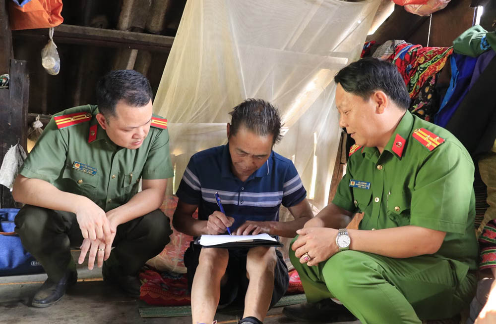 Khao Mang commune police (Lao Cai) go to each household to sign commitments on building a drug-free commune. Photo: Dinh Thuy/VNA
