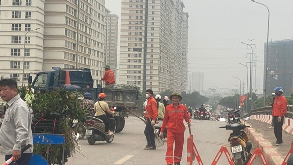 Hanoi lanza una campaña para renovar y limpiar la infraestructura urbana durante las vacaciones del 30 de abril - 1 de mayo. Foto: Quang Bao