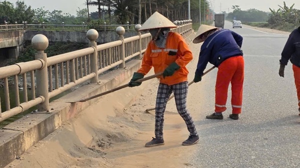 Công nhân làm sạch hệ thống cầu hầm, đảm bảo giao thông dịp lễ. Ảnh: Quang Bảo