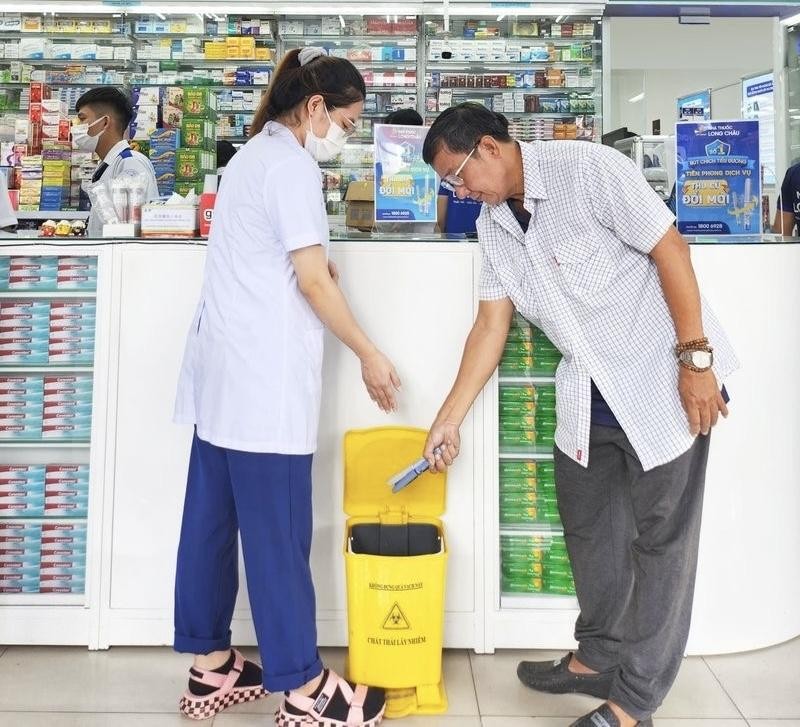 Thông qua mạng lưới hơn 2.400 nhà thuốc và 200 trung tâm tiêm chủng, Long Châu góp phần nâng cao nhận thức người dân về giảm thiểu rác thải nhựa. Ảnh: Long Châu