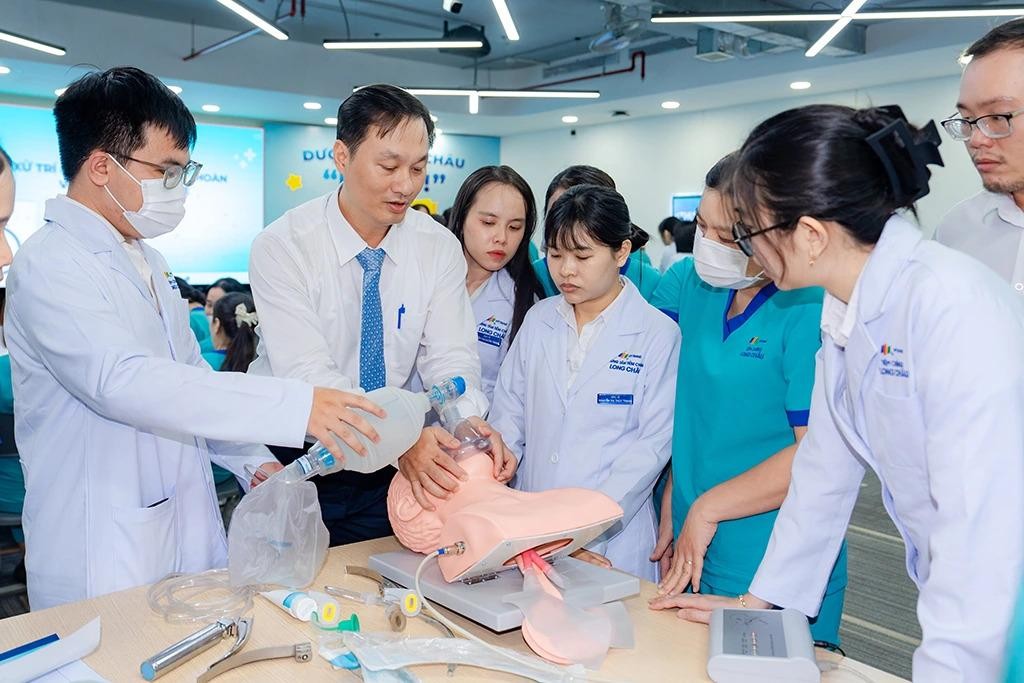 Long Châu liên tục phối hợp với các đơn vị y tế uy tín hàng đầu đào tạo nâng cao năng lực chuyên môn cho đội ngũ bác sĩ, dược sĩ, điều dưỡng. Ảnh: Long Châu