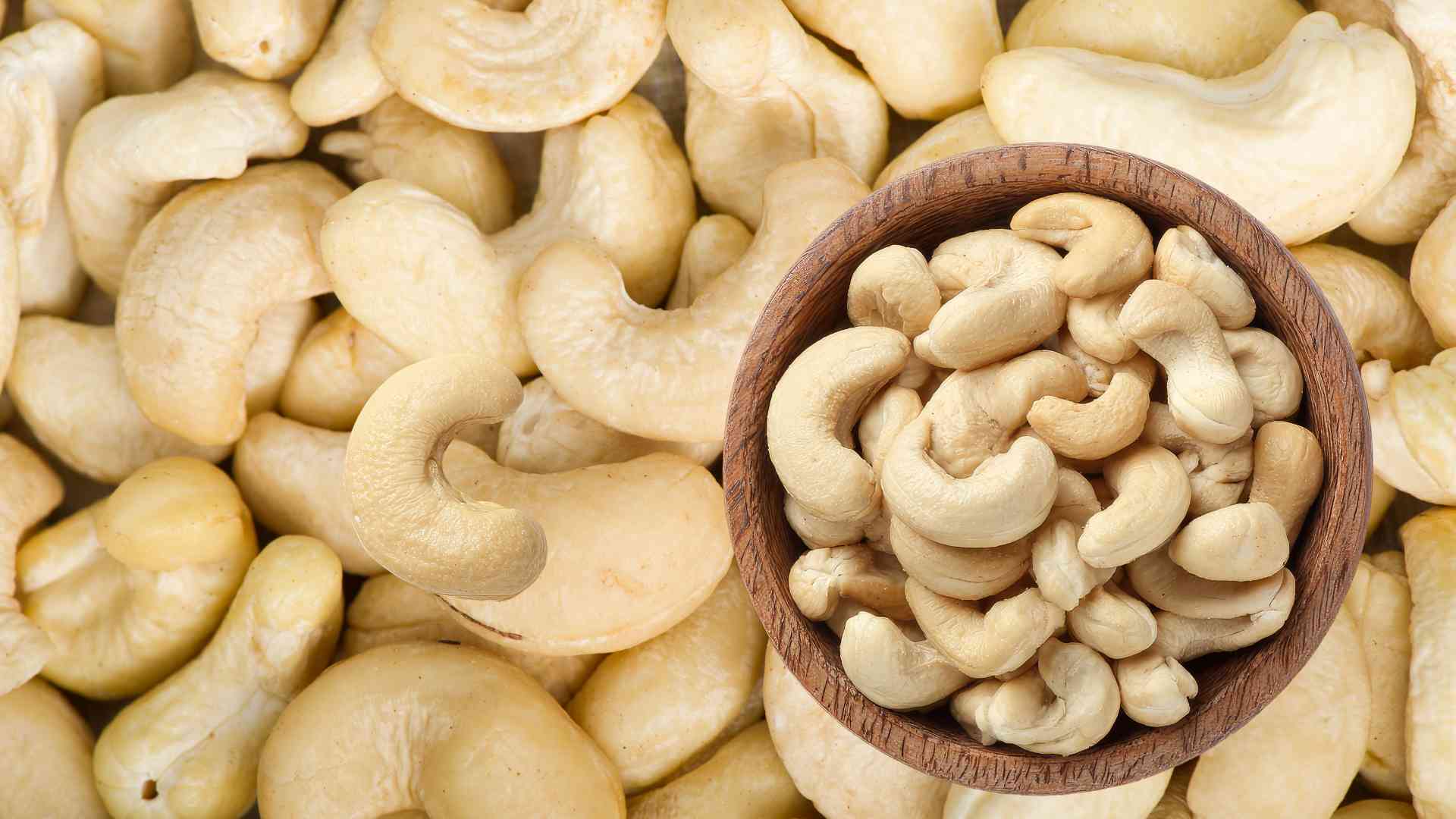 Cashew seeds contain important nutrients that help the body increase natural collagen production. Graphic photo: Huong Son