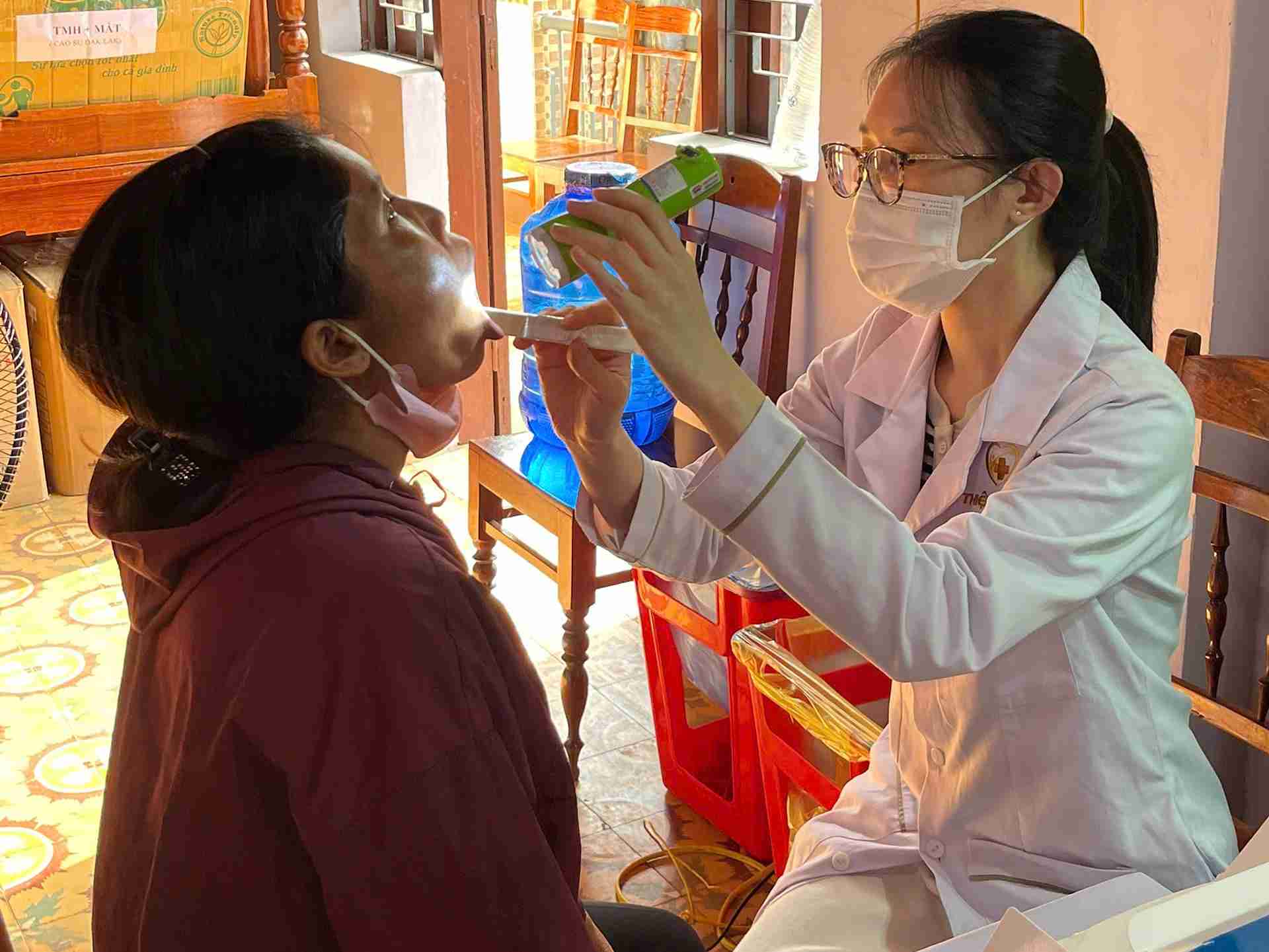 Công nhân được khám sức khỏe miễn phí. Ảnh: Bảo Trung