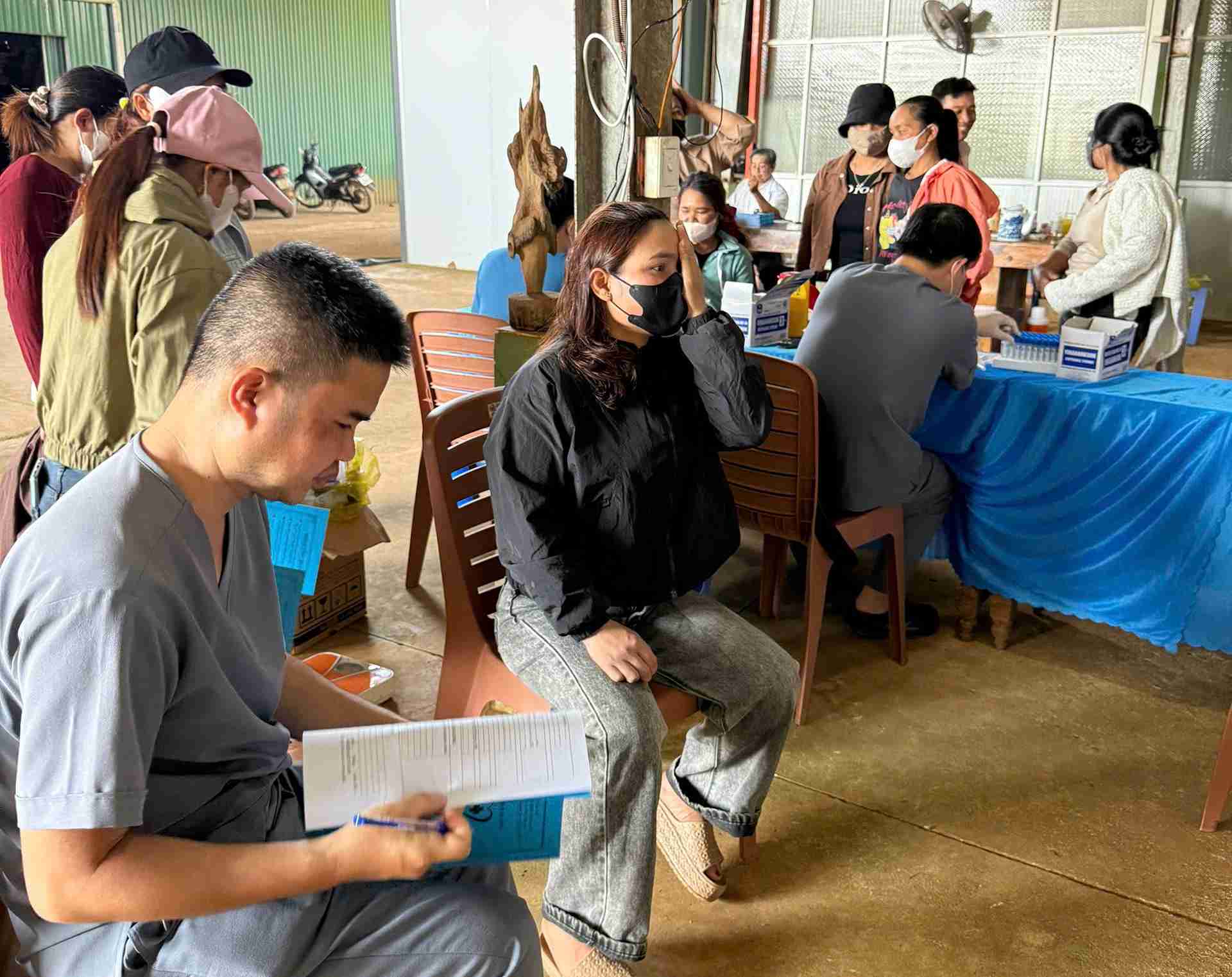 Việc được khám sức khỏe định kỳ giúp công nhân yên tâm lao động sản xuất. Ảnh: Bảo Trung