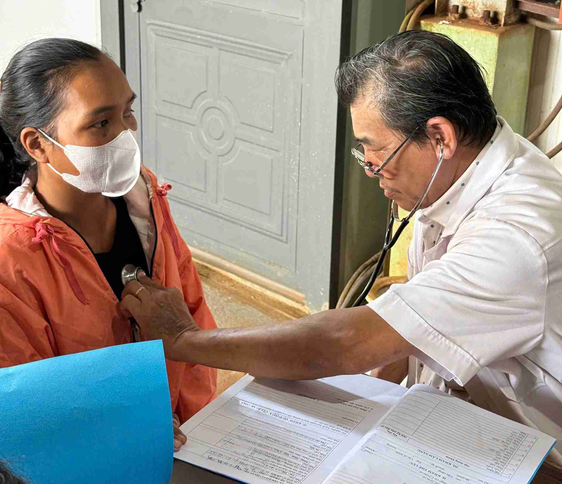 ダクラクゴム株式会社の少数民族労働者が無料健康診断を受けました。写真:バオ・チュン