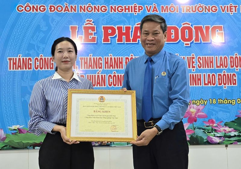 Phó Chủ tịch Tổng LĐLĐ Việt Nam Huỳnh Thanh Xuân tặng Bàng khen của Tổng LĐLĐ Việt Nam cho đại diện tập thể có thành tích xuất sắc trong phong trào thi đua “Xanh - Sạch - Đẹp, bảo đảm an toàn vệ sinh lao động” năm 2025. Ảnh: Nam Dương