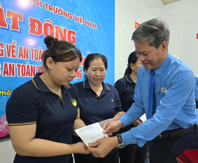 Vice President of the Vietnam General Confederation of Labor Huynh Thanh Xuan presents gifts to workers in difficult circumstances at the launching ceremony of Workers' Month 2026 organized by the Vietnam National Union of Agriculture and Environment. Photo: Nam Duong