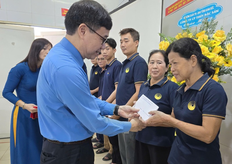 Ông Nguyễn Hà Xuyên - Chủ tịch Nông nghiệp và Môi trường Việt Nam - tặng quà công nhân có hoàn cảnh khó khăn. Ảnh: Nam Dương