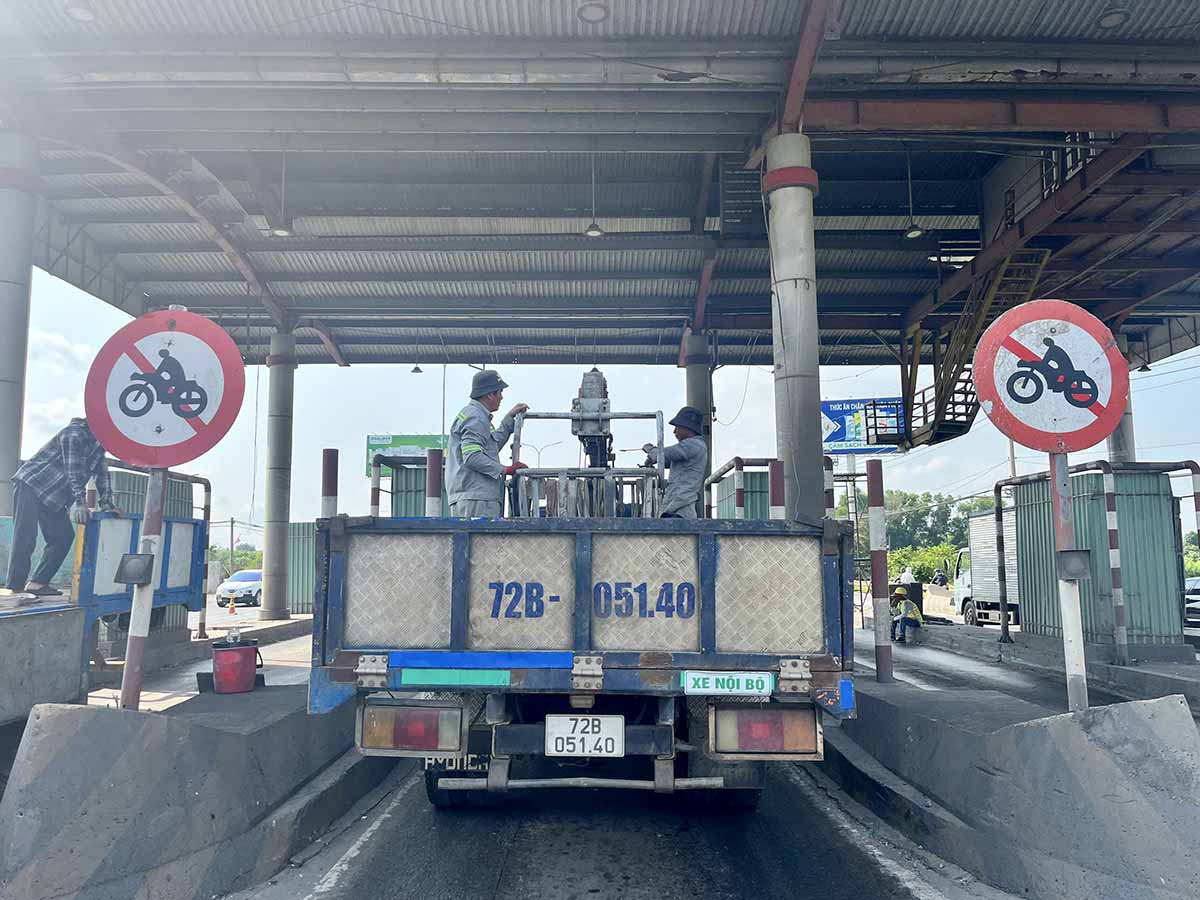 Hiện trường thi công khẩn trương trong ngày đầu tháo dỡ hai trạm thu phí trên Quốc lộ 51. Ảnh: HAC