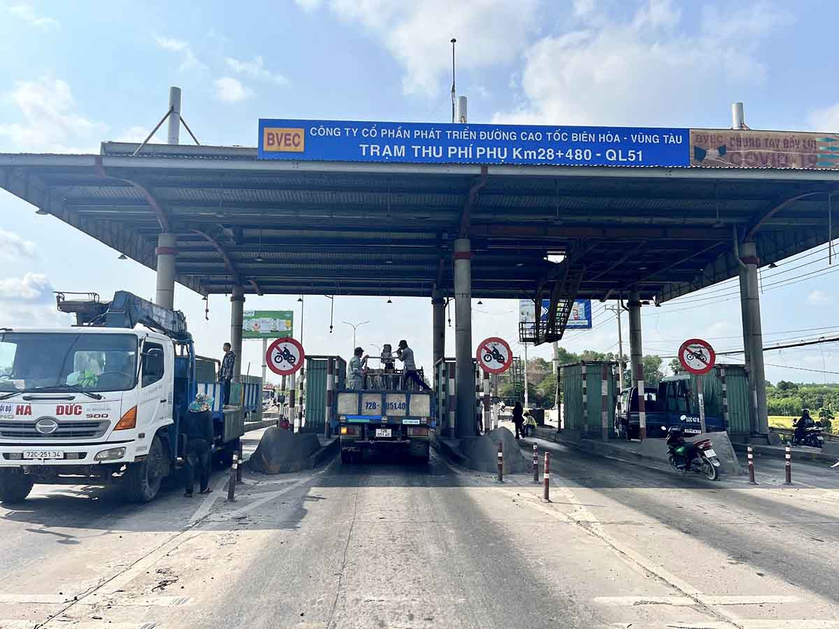 Máy móc được huy động phá dỡ đảo phân luồng tại khu vực. Ảnh: HAC