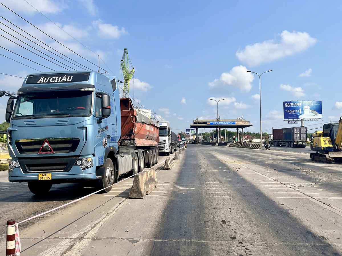 Xe tải, container nối đuôi nhau di chuyển chậm qua khu vực thi công trên Quốc lộ 51. Ảnh: HAC