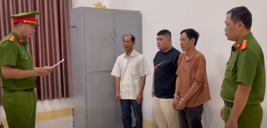 Las autoridades procesaron y procesaron al sujeto Nguyễn Quý Khôi para que fuera procesado de acuerdo con las disposiciones de la ley. Foto: Văn Chiểu