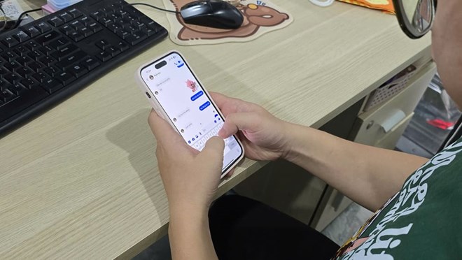 Texting relationships are common among young people. Photo: Tuan Dat