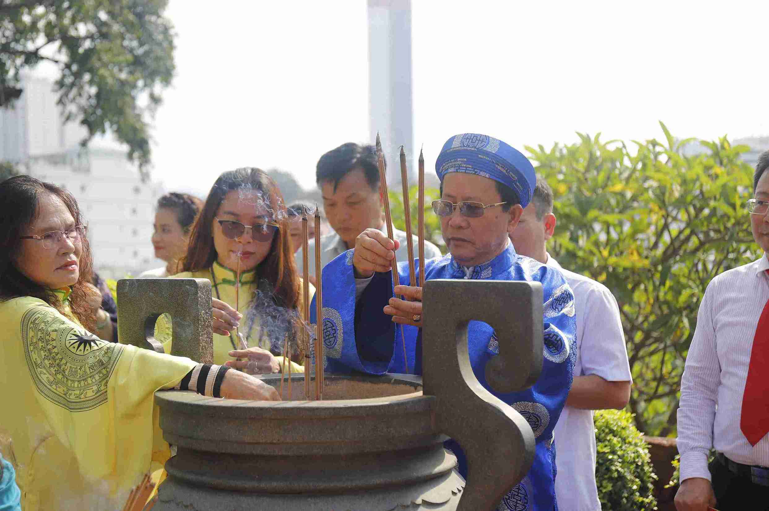 Các hội viên Hội Trầm hương tại Khánh Hòa dâng hương giỗ tổ nghề tại Tháp Bà Ponagar. Ảnh: Hữu Long