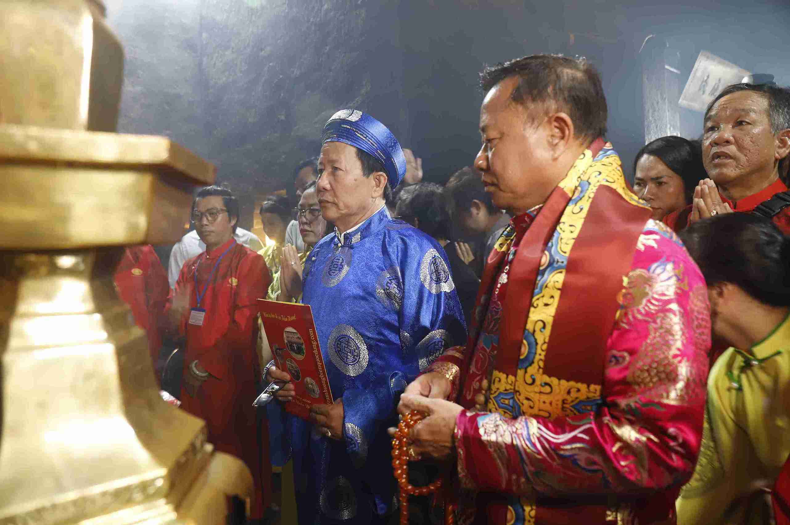 Khanh Hoa Agarwood Festival organizes the ancestral worship ceremony of Agarwood craft at Ba Ponagar Tower. Photo: Huu Long