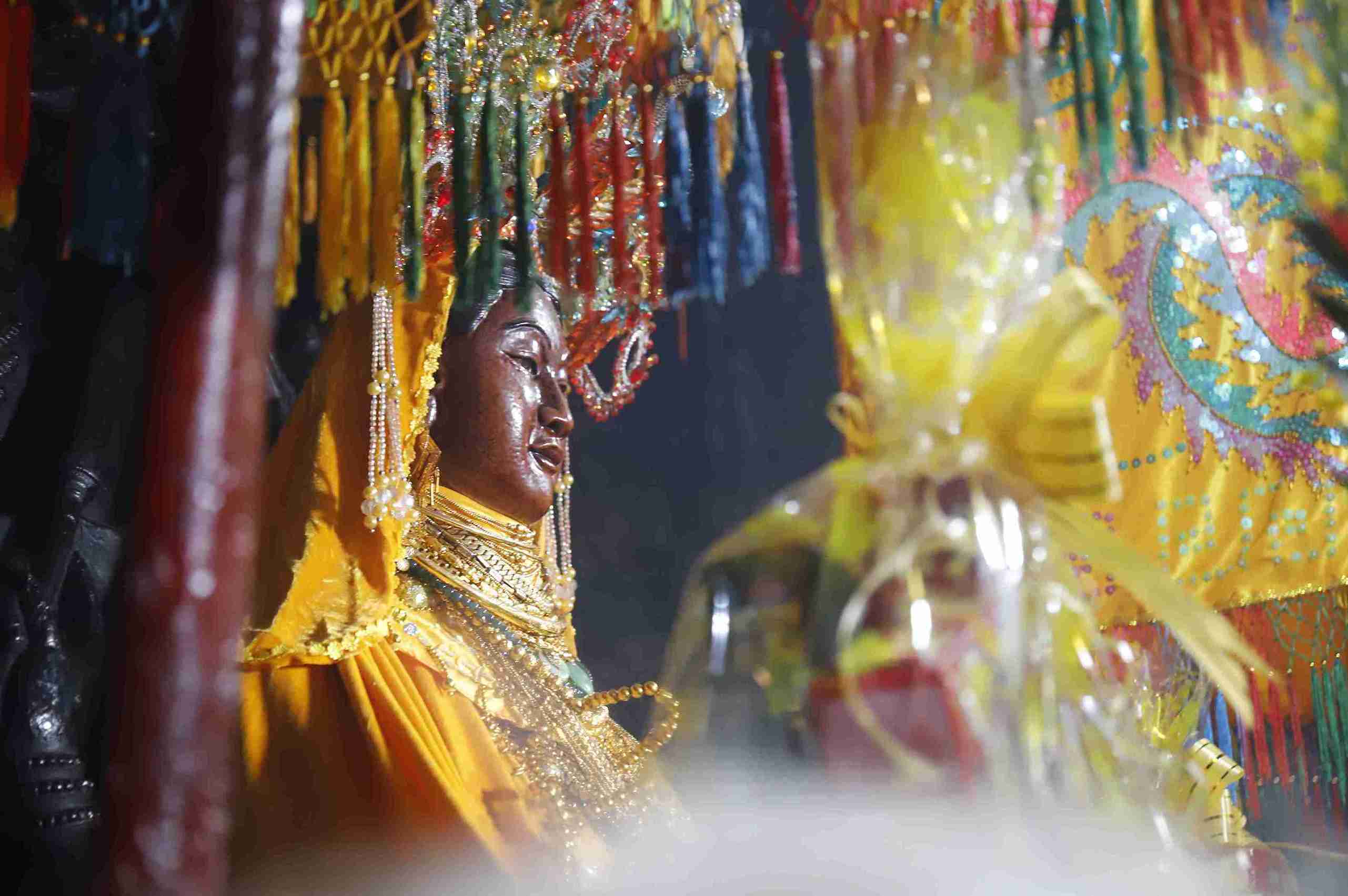 Vào ngày giỗ tổ nghề, những người làm Trầm hương tại Khánh Hòa cùng nhau tụ hội về dâng hương tại Tháp bà Ponagar. Ảnh: Hữu Long