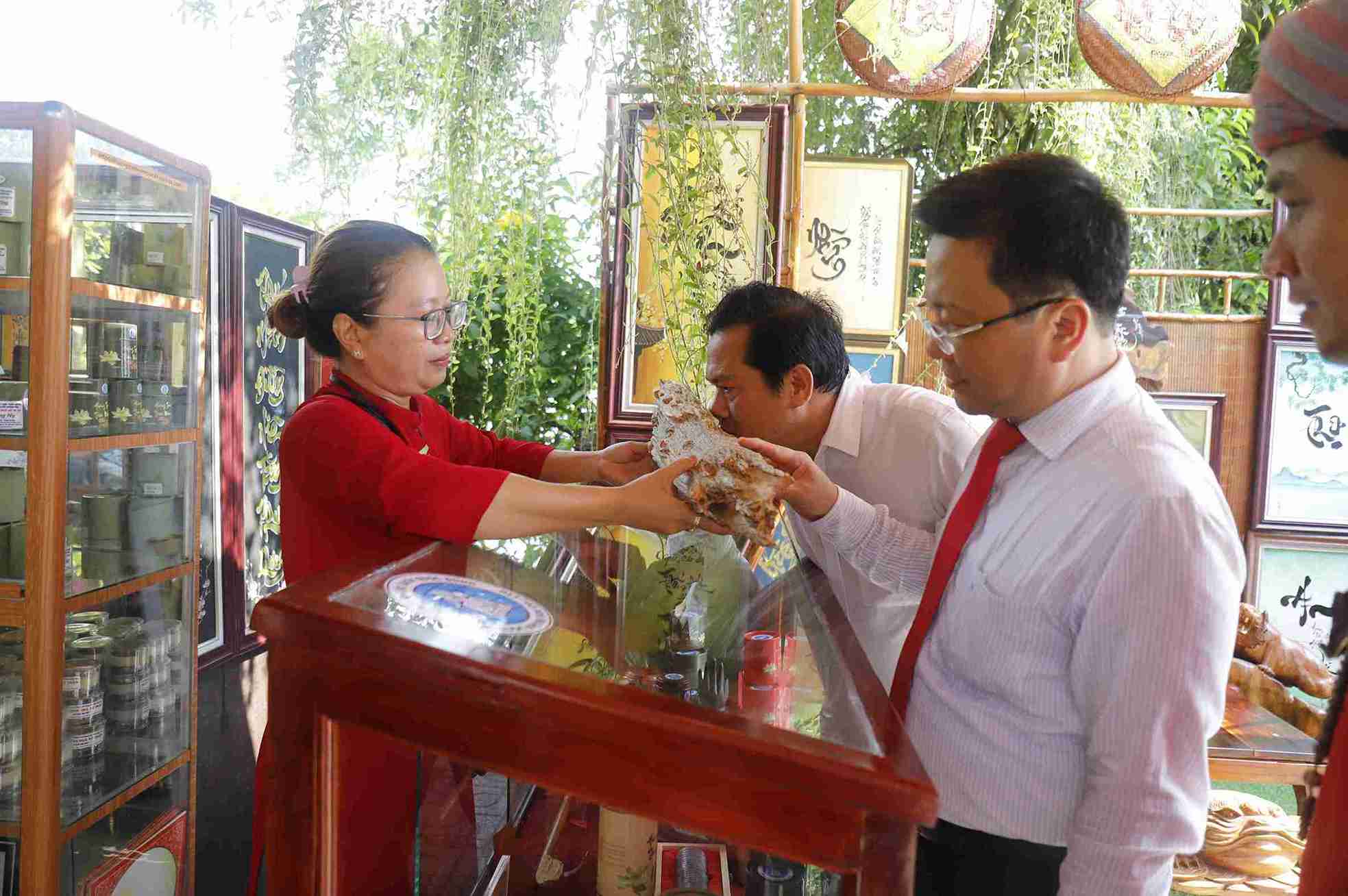 Ban tổ chức giới thiệu các sản phẩm đạt Ocop 3 sao, 4 sao; sản phẩm Công nghiệp Nông thôn tiêu biểu cấp Quốc Gia năm 2025. Ảnh: Hữu Long