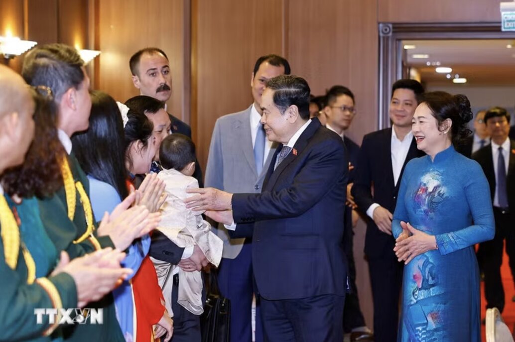 Chủ tịch Quốc hội Trần Thanh Mẫn và Phu nhân gặp gỡ cán bộ nhân viên Đại sứ quán và cộng đồng người Việt Nam tại Thổ Nhĩ Kỳ. Ảnh: TTXVN 