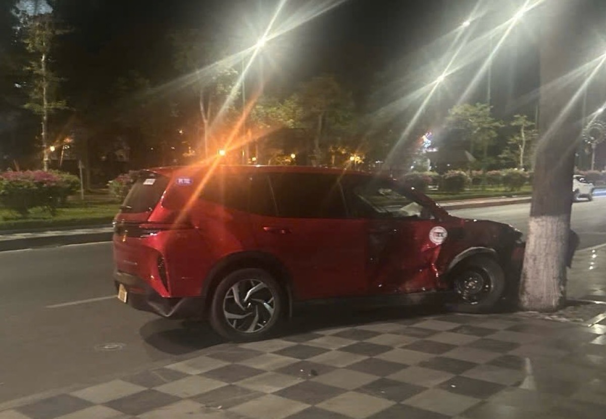 Xe ô tô lao lên lề sau cú tông. Ảnh: Duy Tuấn 