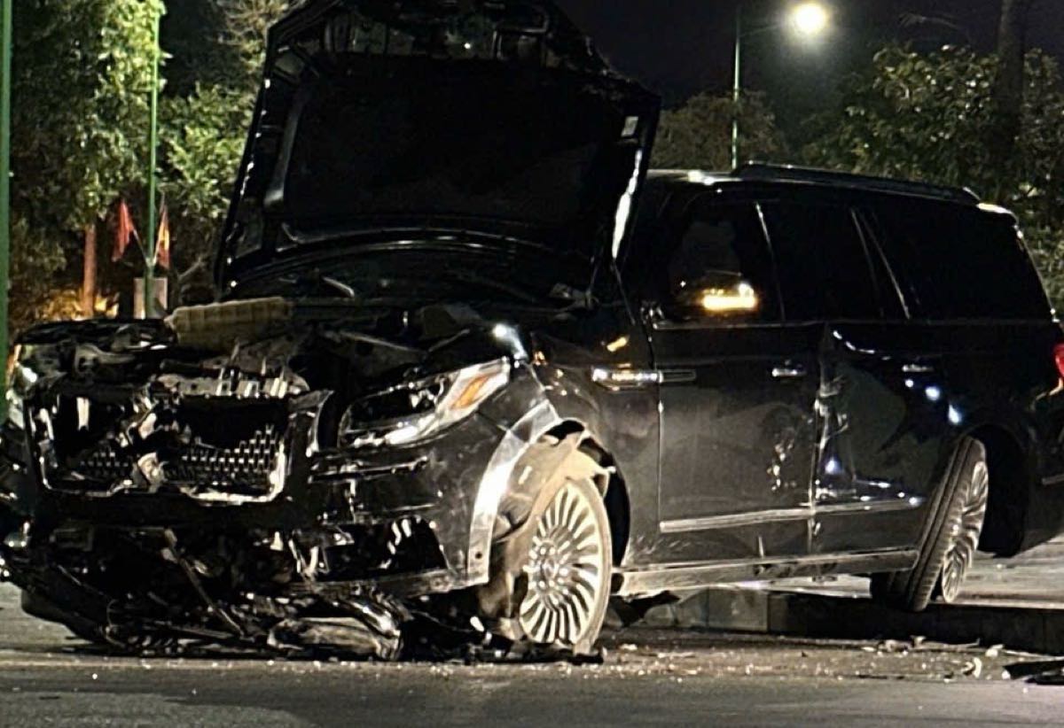 Phần đầu xe ô tô vỡ nát. Ảnh: Duy Tuấn 