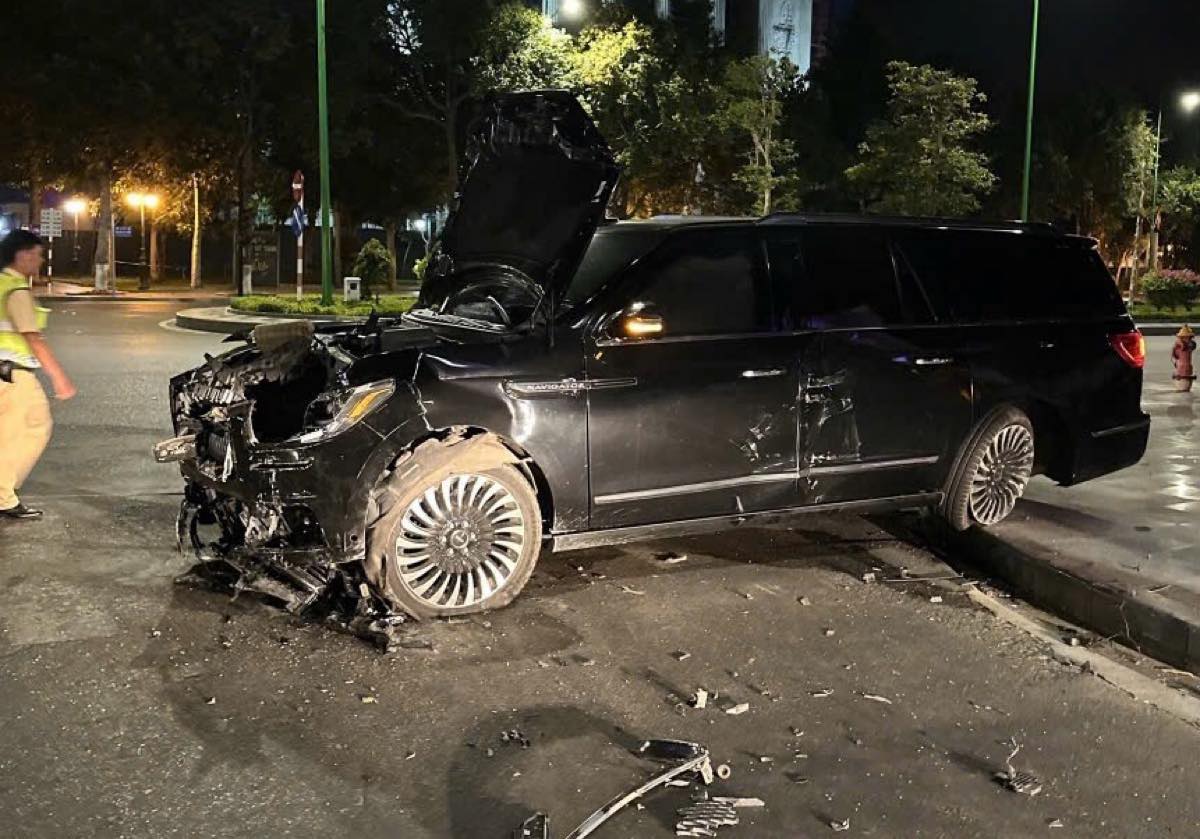 Hiện trường vụ tai nạn giữa hai xe ô tô tại ngã tư. Ảnh: Duy Tuấn 