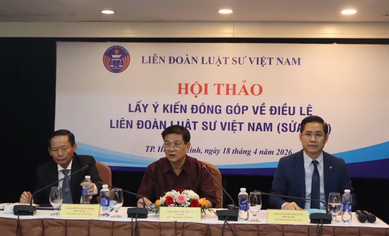 Chủ trì hội thảo có Luật sư, Tiến sĩ Đỗ Ngọc Thịnh, Chủ tịch Liên đoàn Luật sư Việt Nam và các Phó Chủ tịch Liên đoàn Luật sư Việt Nam: Luật sư Phan Trung Hoài và Luật sư Nguyễn Hải Nam. Ảnh: 